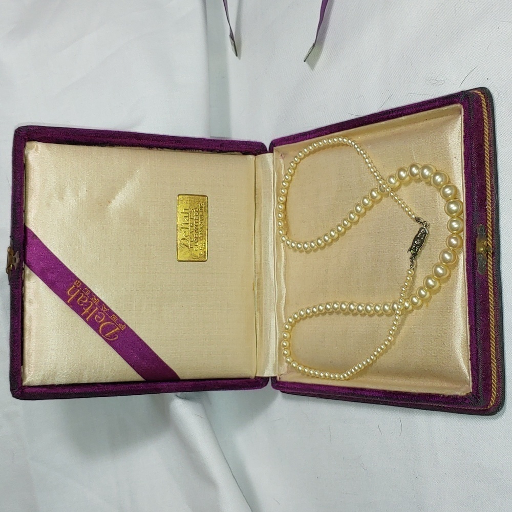 Deltah vintage pearl necklace in original box